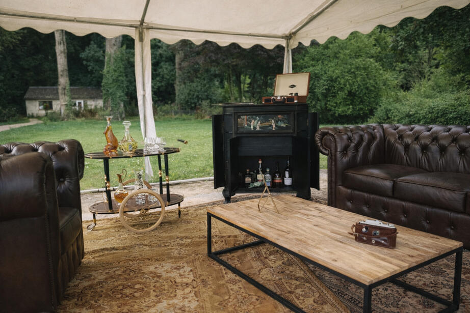 Coin Chesterfield : à la demande du client, j’ai mixé deux meubles laociens en hommage à la mariée avec un canapé Chesterfield, pour un rendu masculin et cosy, type salon anglais.