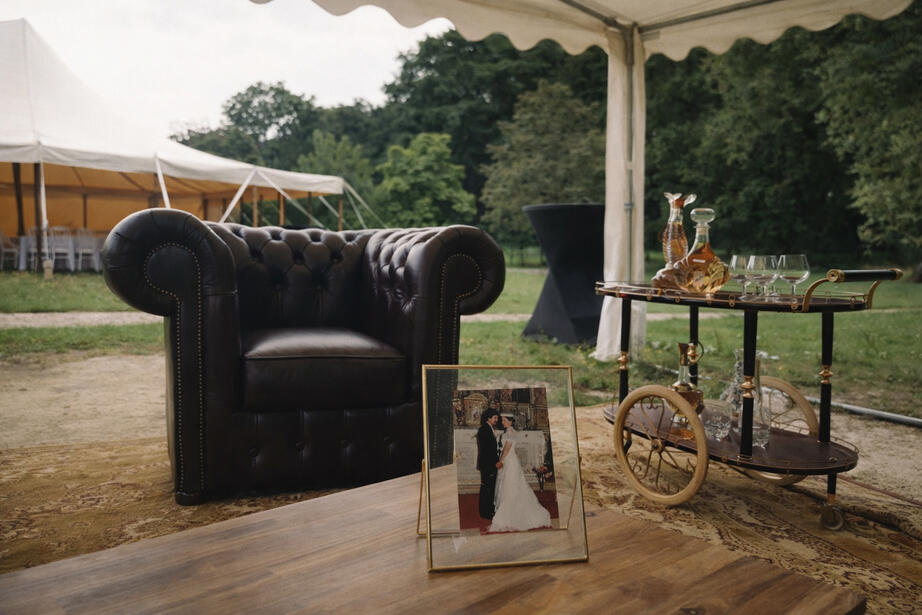 Coin Chesterfield : à la demande du client, j’ai mixé deux meubles laociens en hommage à la mariée avec un canapé Chesterfield, pour un rendu masculin et cosy, type salon anglais.