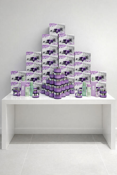 Habillage temporaire de l’entrée pour l’ouverture d’une boutique, valorisation des produits Clinique dans des tons violets pour un rendu harmonieux et attractif.
