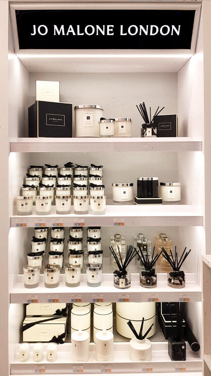 Agencement et mise en avant de produits : mise en avant et valorisation des produits et des différentes gammes pour créer une présentation attractive, lisible et harmonieuse.