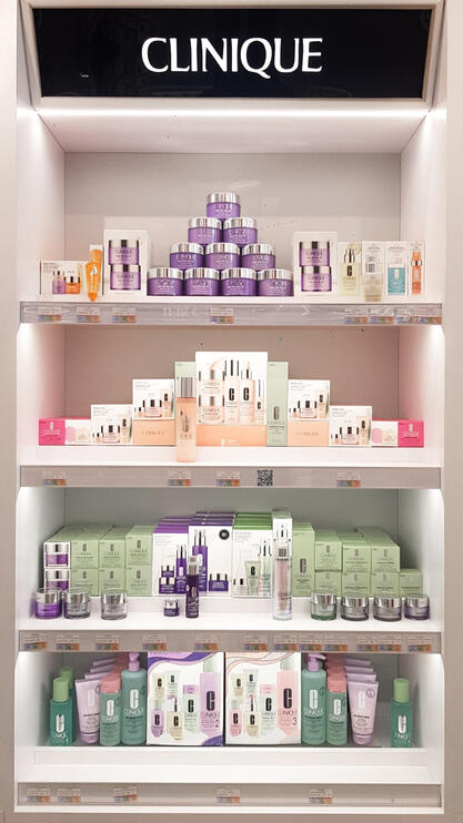 Agencement et mise en avant de produits : mise en avant et valorisation des produits et des différentes gammes pour créer une présentation attractive, lisible et harmonieuse.