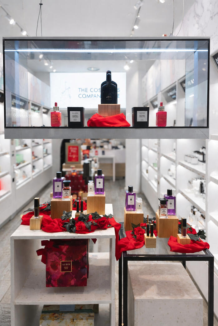Vitrine Saint-Valentin – Glam Rock : mix de marques, tissus rouges et touches de rose et violet pour un rendu audacieux et coloré.