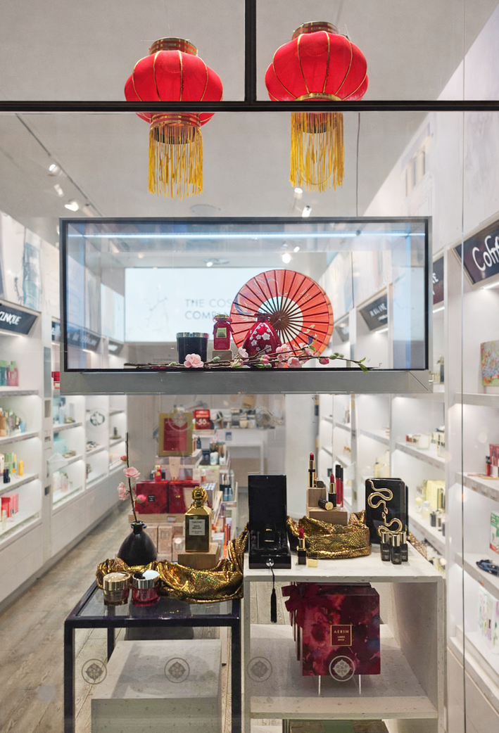Vitrine Nouvel An chinois – Année du Serpent : rouge, noir et doré, avec un tissu doré qui donne l’idée du serpent, pour une mise en scène festive et impactante.