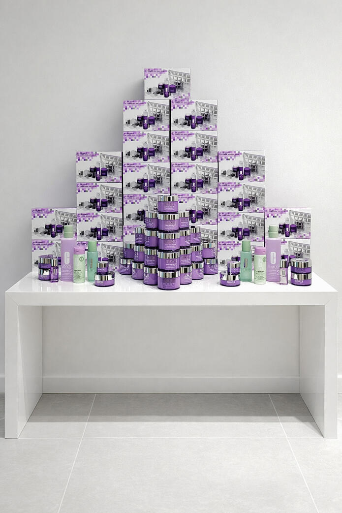 Habillage temporaire de l’entrée pour l’ouverture d’une boutique, valorisation des produits Clinique dans des tons violets pour un rendu harmonieux et attractif.